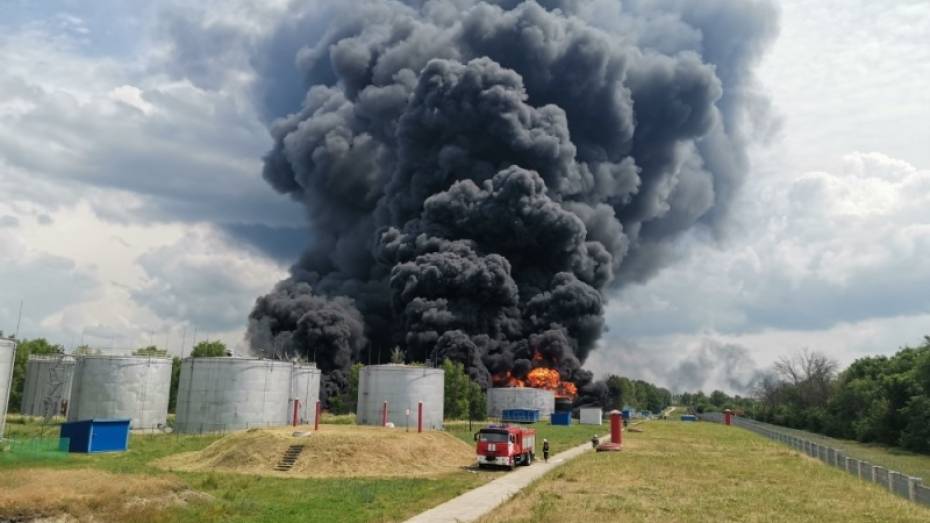Пожар на нефтебазе в Воронеже ликвидировали спустя 12 часов