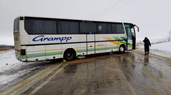 Рейсовый автобус с пассажирами развернуло на обледенелой трассе в Воронежской области