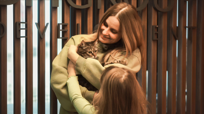 «Кошка с квартирой» обрела хозяев! Бася выбрала семью, с которой встретит Новый год в новом доме