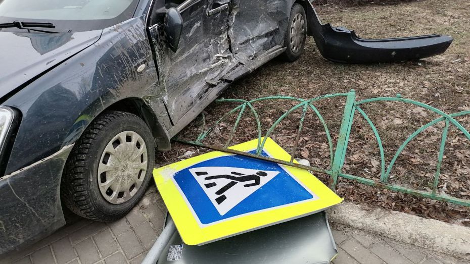 Иномарка сбила дорожный знак и ограждение газона в центре Воронежа