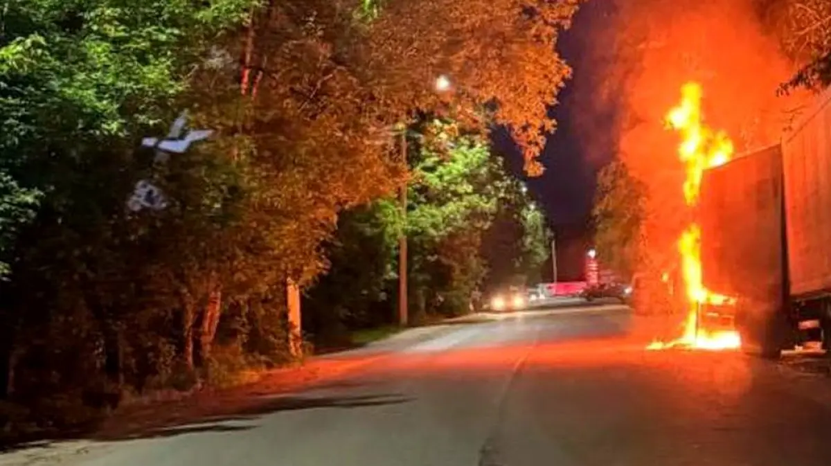 Грузовик сгорел в Воронеже: видео