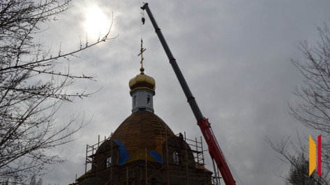 В Павловске на строящемся храме апостола Павла установили накупольные кресты