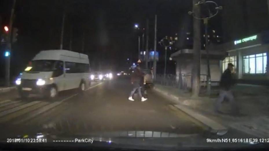 Проезд маршрутки на красный свет в Воронеже попал на видео