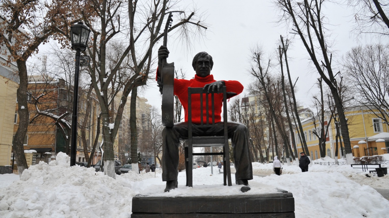 Фото РИА «Воронеж». Горожане примерили свитер на памятник Высоцкому
