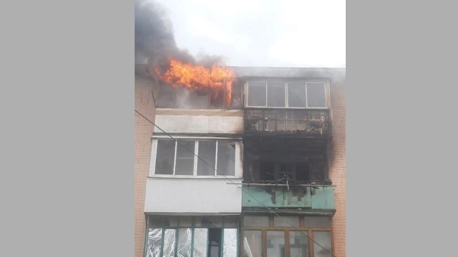 Балкон квартиры загорелся в пятиэтажном жилом доме в Воронежской области