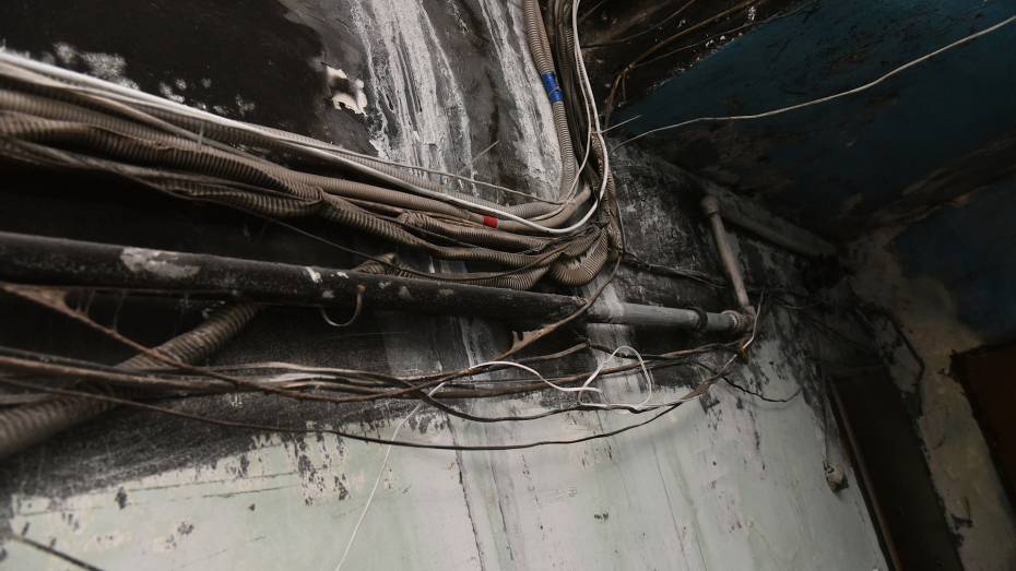 Слесаря ударило током во время ремонта электроустановки в Воронежской области