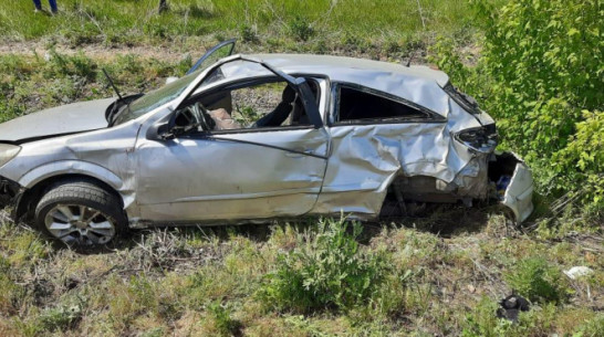 Opel Astra вылетел в кювет в Воронежской области: водитель погиб