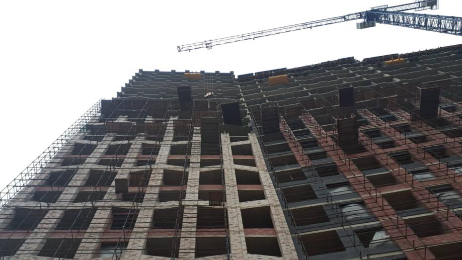 Погибшие на воронежской стройке из-за рухнувших с 13-го этажа кирпичей оказались рабочими