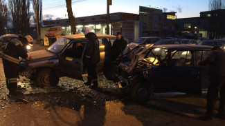 В Воронеже в ВАЗе после столкновения с Chevrolet Niva зажало водителя 