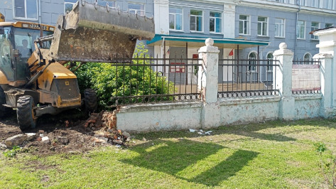 В Воронеже полностью снесут довоенную ограду возле школы №90