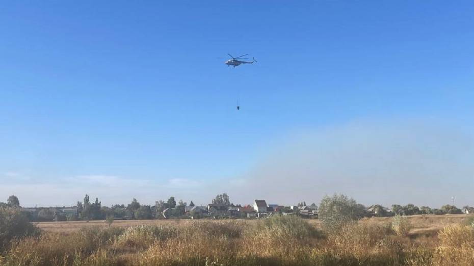 Пожар в воронежском микрорайоне Сомово тушат с помощью вертолета