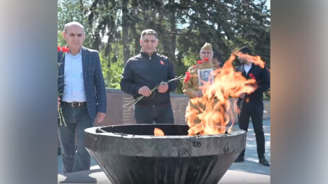 Азербайджанская община возложила цветы к памятнику Славы в Воронеже в знак извинений за действия вандала