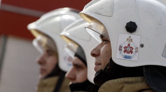 В Воронежской области пожарные спасли 10 человек из горящего дома