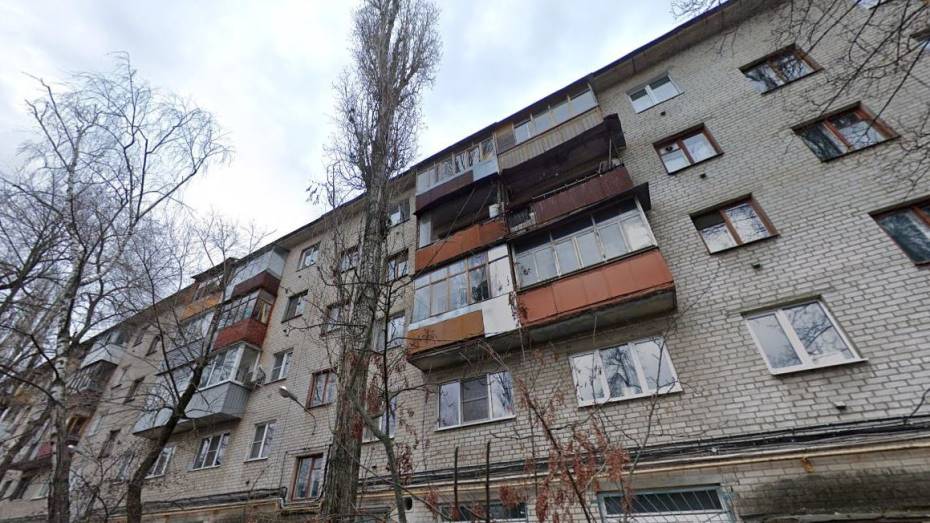 Под окнами пятиэтажки в Советском районе Воронежа нашли труп 39-летней женщины