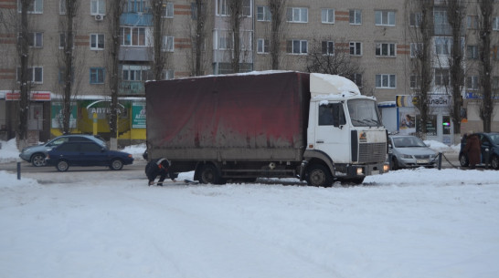 В Семилуках на главной площади из-за снежных заносов застрял грузовик