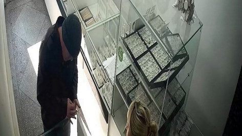 Ограбление ювелирного магазина в Воронежской области сняли камеры наблюдения
