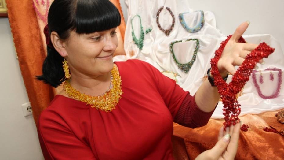 Жительница Богучарского района делает украшения из полудрагоценных камней