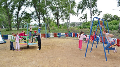 Жители грибановского села сами построили детскую площадку