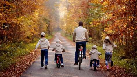 Губернатор Александр Гусев поздравил воронежцев с Днем отца