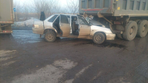Два человека пострадали при столкновении ВАЗа и грузовика под Воронежем