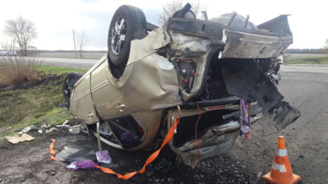 В Воронежской области машина вылетела в кювет и перевернулась: 2 пострадавших