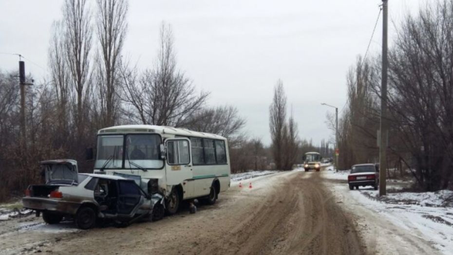 В Воронеже в ДТП с ВАЗом и маршруткой пострадали трое