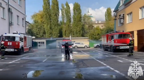 Воронежские пожарные под вой сирен и ледяной душ проводили коллегу на пенсию