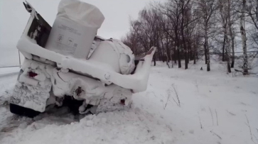 Воронежские полицейские спасли водителя из полностью занесенного снегом грузовика в кювете