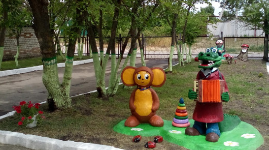 Воспитатели детсада в Павловском районе изготовили фигуры героев советского мультфильма