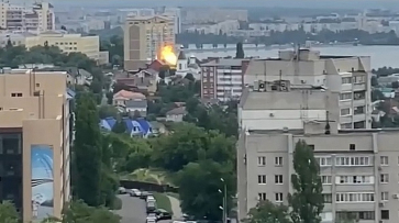 Падение беспилотника на жилой дом в центре Воронежа сняли на видео