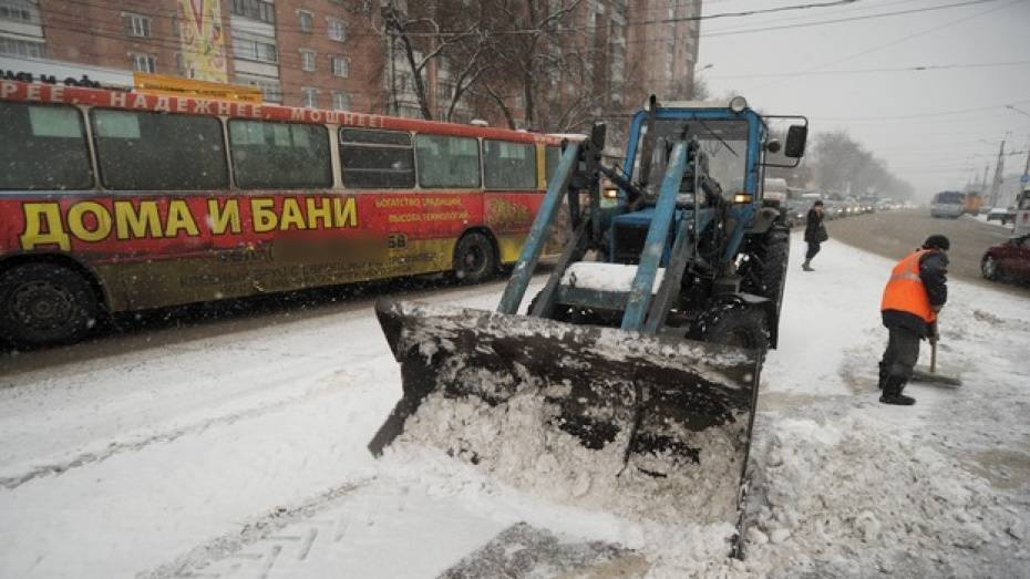 Коммунальщики за ночь вывезли с улиц Воронежа более 500 самосвалов снега