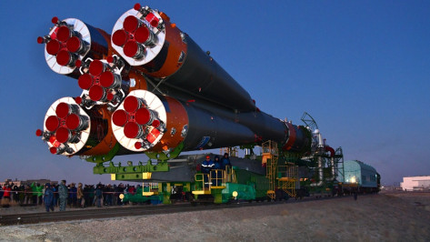 Роскосмос опубликовал видео установки ракеты с воронежским двигателем на Байконуре