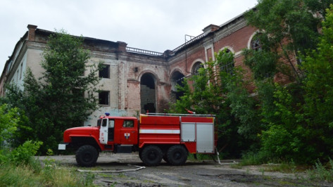 Пожарные потушили старинный сахарный завод под Воронежем