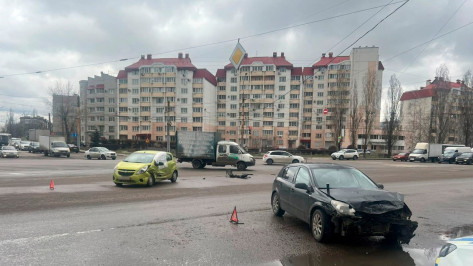 При столкновении иномарок в Советском районе Воронежа пострадали 2 человека