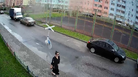 В Воронеже выброшенный из окна вентилятор едва не убил проходящую мимо девушку: видео
