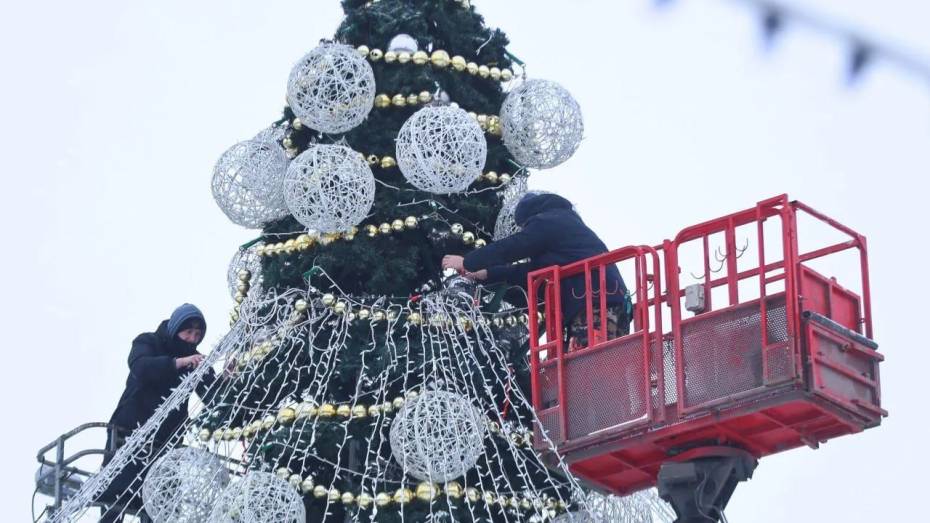 В Воронеже на площади Ленина начали разбирать елку и новогодние декорации