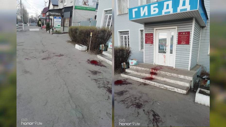 Под Воронежем жители села сфотографировали залитый кровью вход в здание ГИБДД