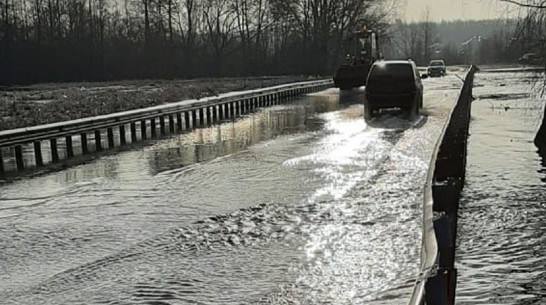 Мост через реку Воронеж закрыли для легковых авто из-за высокого уровня воды