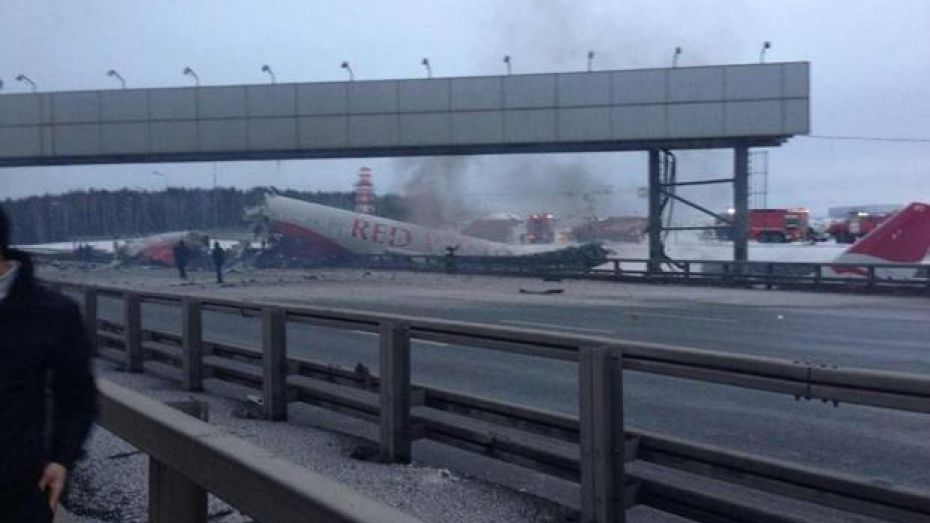 На Киевском шоссе горит пассажирский самолет