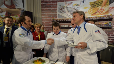 Воронежский губернатор поучаствовал в кулинарном поединке на выставке «Метро Экспо»