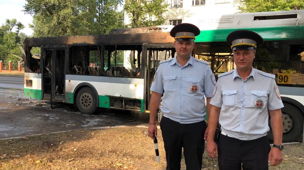 Сотрудники ДПС первыми заметили горящий автобус на улице Богдана Хмельницкого в Воронеже
