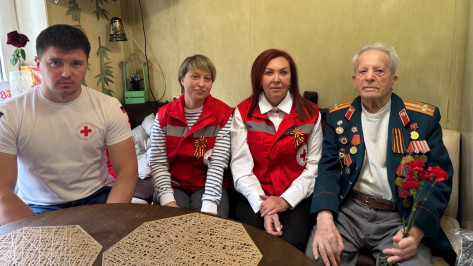 Сотрудники Воронежского отделения Красного Креста вручили подарки 120 ветеранам
