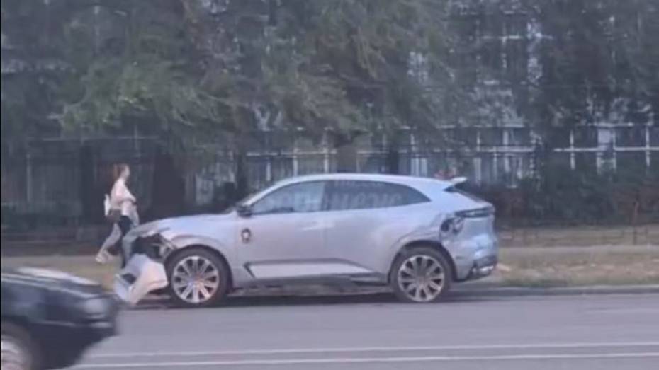 Аварию маршрутки с взорвавшимся колесом сняли на видео в Воронеже
