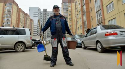 Нарисовал плакат с пожеланием здоровья тем, кто не доносит пакет до мусорки: как живет воронежский карикатурист Иван Анчуков