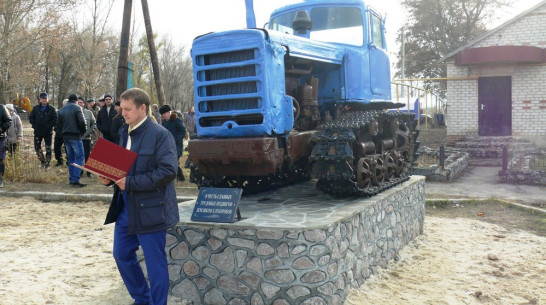 В верхнемамонском селе установили памятник землякам-хлеборобам