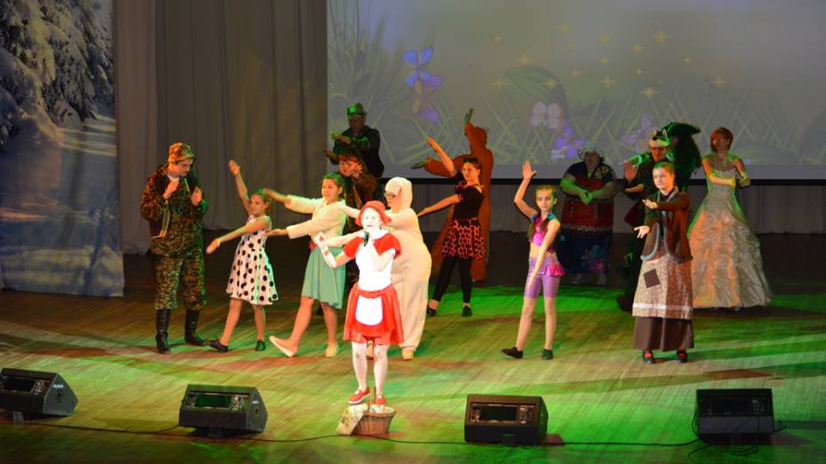Россошанцев пригласили на театрализованное представление «Новый год в Тридевятом царстве»