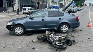 Иномарка сбила мотоциклиста в центре Воронежа