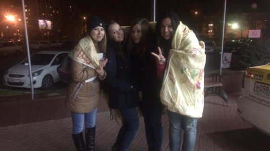 Воронежские фанаты в одеялах и с 483 розами встретили Tokio Hotel 