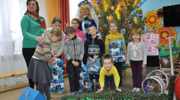 Павловские журналисты передали подарки детям из реабилитационного центра