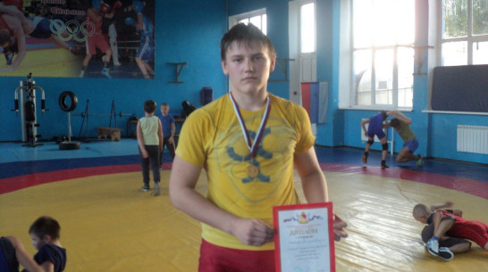 Школьник из Репьевки стал победителем межрегионального турнира по вольной борьбе